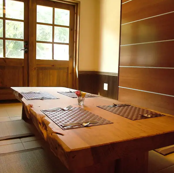 畳敷きの和室で個室のお部屋は、お子様連れでも安心してご利用いだたけます。１部屋あたりの定員は６名様で、2部屋までつなげることが可能です。※和室（座敷）希望は予約時に要望欄へ記入。（会計時 １部屋につき＋3,300円(税込)）