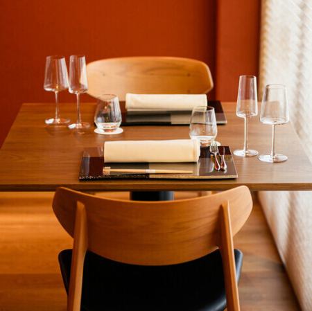 1名様でもご利用いただけます。テーブルをつないで大人数様でのご利用も可能です。1テーブル最大6名様、貸し切りで14名様までご使用いただけます。※お席はお任せいただいております