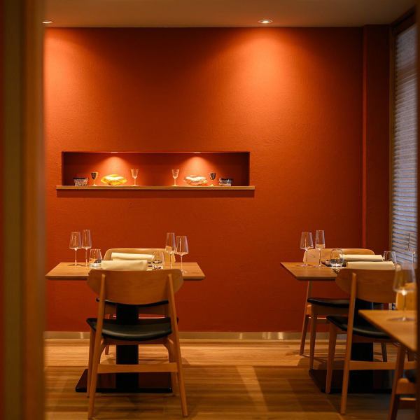 ■特別な日に二人だけの大切な時間を■　2名掛けのテーブル席は、周囲とほどよく距離があり、二人だけの時間をゆっくりと楽しめる特等席。記念日デートやにぴったりな空間で、食事を楽しみながら自然と会話が弾みます。さりげない非日常感も魅力のひとつです。
