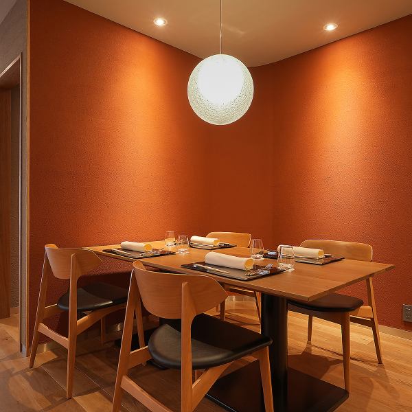 ■ご利用シーンに合わせた落ち着く空間■　温かみのある木目調のインテリアが印象的な店内。やわらかな間接照明が照らすテーブル席は隣のお席との間隔が広く、特別な日のディナーやご接待の場としても◎ お顔合わせや会社内のお集まりなどのご利用いただいております。