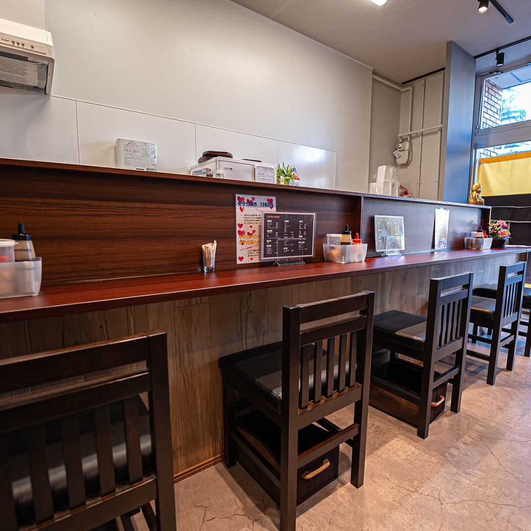 Relax at the counter seats ◇Lunch and dinner, one person is welcome!
