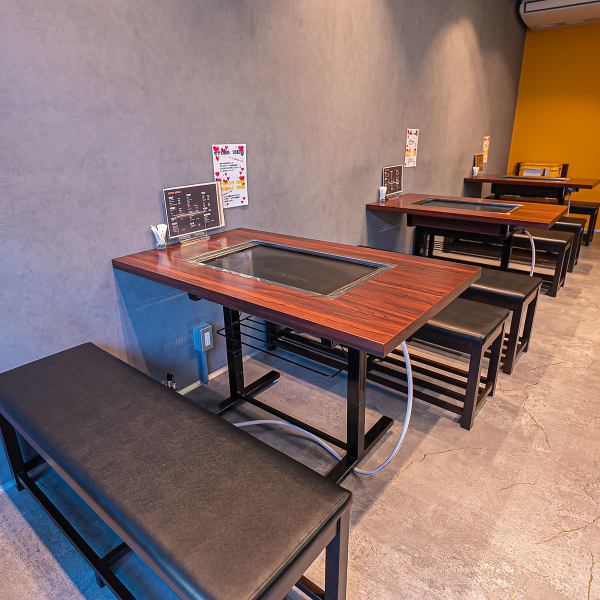 <Tables for 4 people x 3 tables> An iron plate is available at each table.You can have a great time surrounded by hot, freshly-cooked teppanyaki dishes! Not only the teppanyaki menu, but also the izakaya menu is abundant, so we recommend using it for various parties and girls' gatherings.