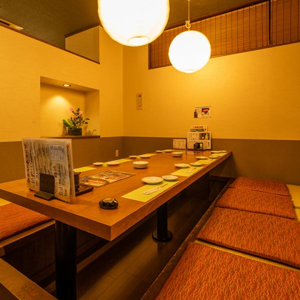 【少人数の個室宴会も◎】ゆったり過ごせる個室のお席を複数ご用意しています。人気の掘りごたつ半個室は木を基調とした畳敷きの空間で、アットホームな雰囲気で居心地抜群。周りを気にせずリラックスしてお過ごしいただけます。当店はJR新潟駅から徒歩3分とアクセス良好◎会社宴会や気軽なご宴会、お集まりなどにどうぞ♪