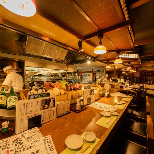【お一人様も大歓迎】仕事帰りにサクっと一杯飲んで帰りたい方や、デートでのご利用にも最適なカウンター席は16席ございます。目の前で調理が見られる、臨場感ある当店の特等席。また板場の職人と、おすすめの料理やお酒、地元の話題に花を咲かせつつ、時間を忘れてゆっくりお過ごしいただけます。