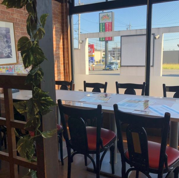 テーブル席でゆったりお食事★オーダーバイキングでボリューム満点♪好きな物を好きなだけ!女子会に◎