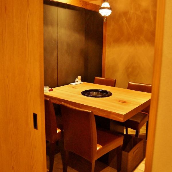 少人数向けの個室は4部屋完備しており、最大8名様までご利用いただけます。記念日ディナーや接待・会食など特別な日のお食事にどうぞ。