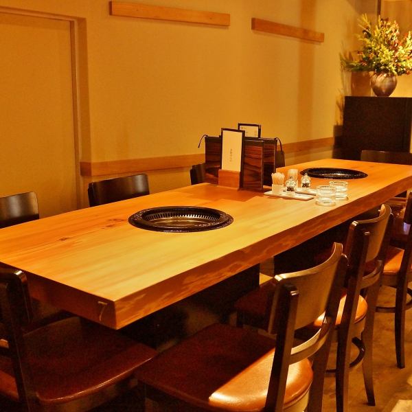 Table seats for up to 10 people.You can also see the kitchen in front of you and enjoy the realism.