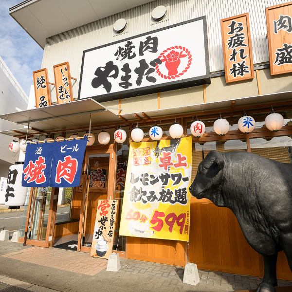 大きな牛の像が目印のお店。木を基調とした内装で、ゆったりとした雰囲気が広がります。テーブル席と掘りごたつ席をご用意しており、全席BOX仕様でプライベートな空間を提供します。店舗貸切も可能ですので、大人数でのパーティーやイベントにも最適です。美味しい肉料理を楽しみながら、幸せなひとときを過ごしましょう！