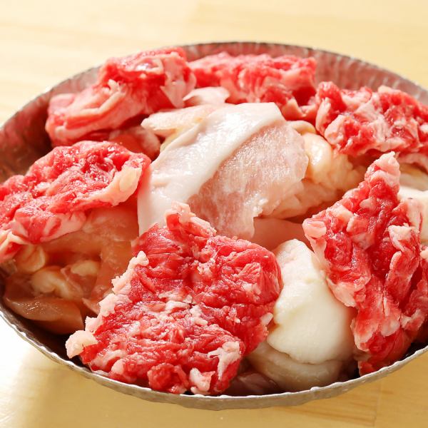 【ボリュームたっぷり！】４種のお肉が楽しめる！　やまだ盛り　1408円（税込）