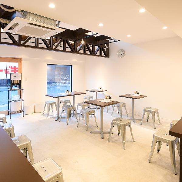 ≪Comfortable and simple space≫ A stylish and calm space that at first glance you wouldn't think it's a gyoza restaurant.We have 3 tables for 2 people and 1 table for 4 people.For inquiries and reservations, please call us in advance ^^