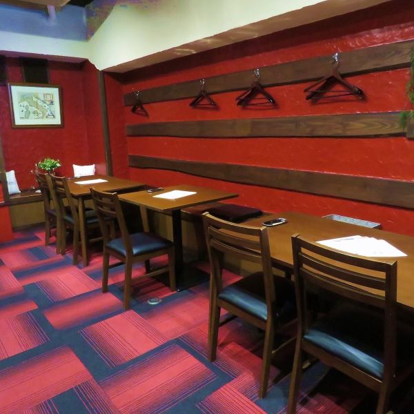 The tables can accommodate up to 16 people! It's easy to use for group lunches and dinners, and is also recommended for girls' night out, mom's night out, birthday celebrations, and wedding after-parties.Please contact us to discuss private reservations for up to 20 people.