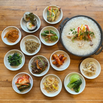 【予約限定】韓国小皿12品（キンパ、ヤンニョムチキンなど）+参鶏湯付　ランチコース 1500円