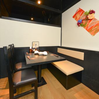 There are two tables for 4 people in the same private room, which can accommodate up to 8 people.For company banquets and drinking parties with friends!