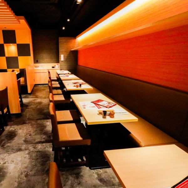 【明るく元気な楽しい店内】活気ある当店はご友人とのご宴会や女子会など、少人数のお集まりにぴったりの囲い付きテーブル席もご用意しております！スタッフ一同、元気で丁寧におもてなしいたします♪初めての方も、常連さんも心よりお待ちしております。