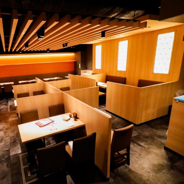 【総席数77席】広々とした店内はつい長居してしまう居心地の良さ。木の温もりが落ち着く雰囲気の中で美味しい炭火焼鳥をご堪能下さい♪様々な創作料理に合うお酒も豊富にご用意しておりますのでごゆっくりお過ごしください♪