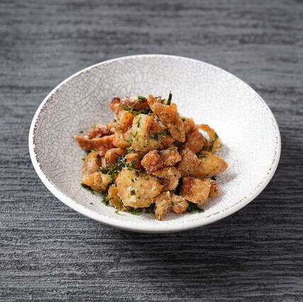 海苔塩味のタマシャモ皮揚げ