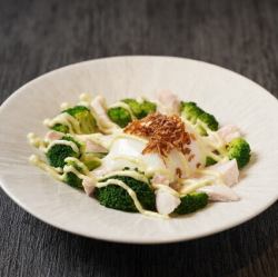 Tamashamo 西兰花沙拉配半熟鸡蛋