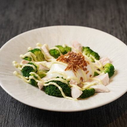 温玉乗せタマシャモブロッコリーサラダ