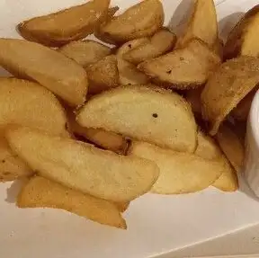 炸薯條配鳳尾魚蛋黃醬