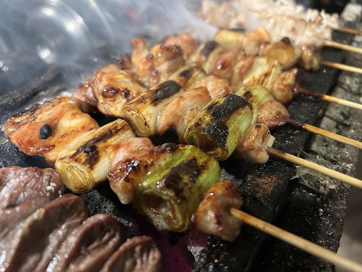 The special skewers grilled with Kishu Binchotan charcoal start at 150 yen per skewer!! The stylish interior is also popular with women♪