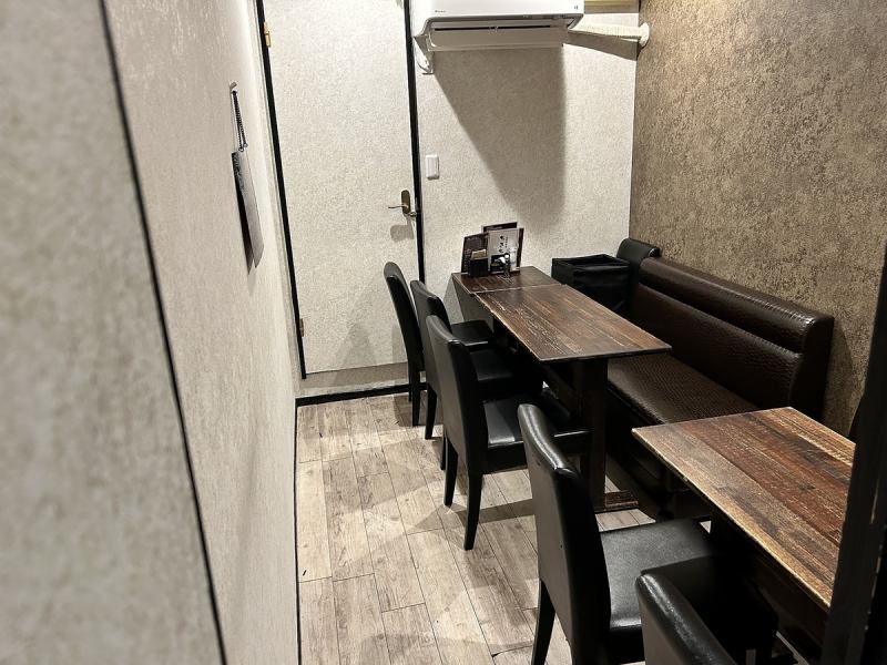 【ゆったり落ち着ける店内 】落ち着いた雰囲気の漂う店内は、普段の疲れを癒してくれます。仕事帰りの一杯、気の合う仲間達との宴会、家族や恋人とのお食事など、様々なシーンでお使い頂けます。