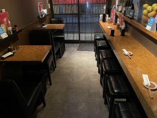 お一人でもまったりできるカウンター席もご用意しております!!焼鳥を焼くマスターとの会話も楽しいカウンター席