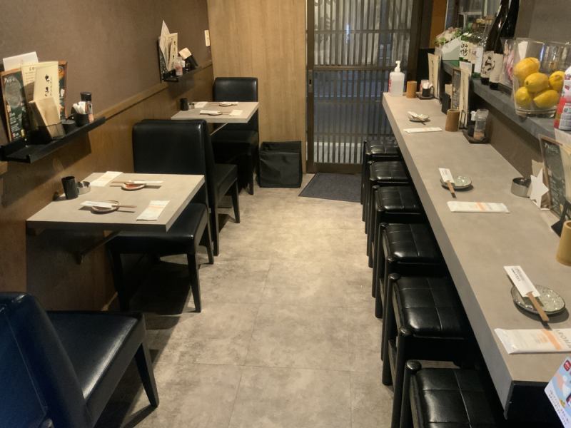 【カウンター:女性一人でも入りやすいお店】焼鳥を焼くマスターとの会話も楽しい♪ お一人でもまったりできるカウンター席もご用意しておりますので、是非お気軽に足をお運び下さい♪