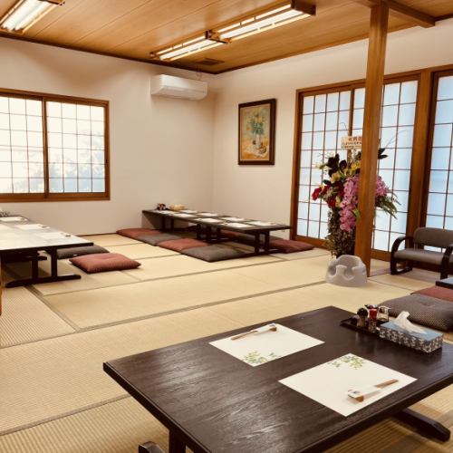 当店では、座敷席をご用意しており、靴を脱いでリラックスしながらお食事を楽しむことができます。家族での団らんにぴったりの空間で、ゆったりとした時間を過ごしていただけます。温かいお料理と共に、心地よい雰囲気の中で大切なひとときをお楽しみください。皆さまのご来店をお待ちしております。