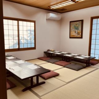 地元のご友人との大切な時間を過ごすのに最適な座敷席をご用意しております。ゆったりとくつろぎながらお食事をお楽しみいただけます。おしゃれな雰囲気の中で、心地よい会話と美味しい料理を堪能してください。特別なひとときをお過ごしに、ぜひご利用ください。