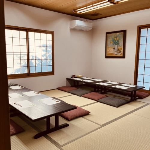 地元のご友人との大切な時間を過ごすのに最適な座敷席をご用意しております。ゆったりとくつろぎながらお食事をお楽しみいただけます。おしゃれな雰囲気の中で、心地よい会話と美味しい料理を堪能してください。特別なひとときをお過ごしに、ぜひご利用ください。