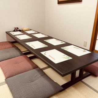 宴会利用にも最適な8名掛けの座敷席を2つご用意しております。会社の飲み会や各種宴会に最適な広々とした空間で、仲間と楽しいひとときをお過ごしいただけます。靴を脱いでリラックスしながら、おいしい料理とお酒をお楽しみください。大人数でのご利用も大歓迎です！ぜひお気軽にご予約ください。お待ちしております！