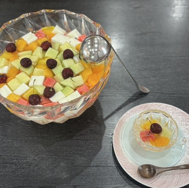 【◆旬のフルーツを使用】味もさることながら見た目も鮮やかな【フルーツポンチ350円(税込)】