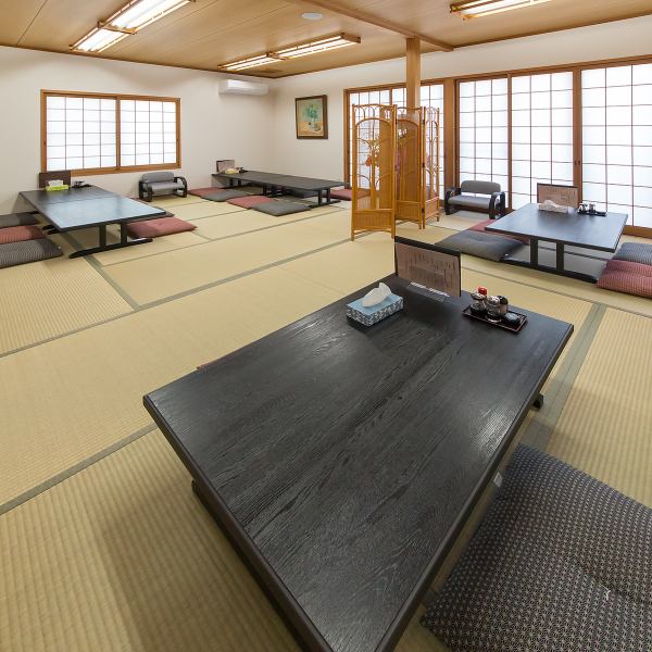 【ゆったり座れる座敷席】当店の座敷席は、4名掛けが2つ、8名掛けが2つあり、ゆったりとした空間でご利用いただけます。靴を脱いでリラックスできるため、お子様連れのご家族にも大変人気です。広々とした座敷席は、親しい人たちと和やかなひとときを楽しむのに最適です。