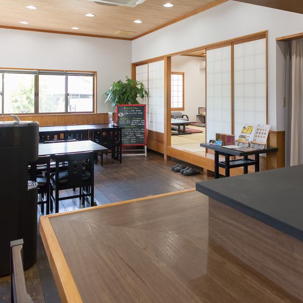 【様々なシーンで使えるテーブル席】当店では、テーブル席を完備しております。4名掛けのテーブルが2つ、そして6名掛けのテーブルが1つございますので、ご友人たちとの楽しいお食事にぴったりです。ゆったりとした空間で、心地よいひとときをお過ごしいただけます。