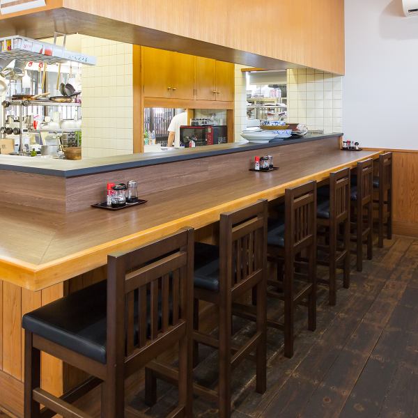 【臨場感を楽しめるカウンター席】職人技が光る調理場から聴こえる小気味いい音と、どこかホッとする優しい香りが味わえるカウンターは全6席。ご家族やご友人同士の食事会や、ちょっとしたお集まりにも使える特等席です。