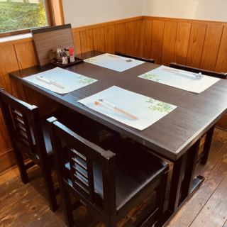 テーブル席は4名掛けを2つご用意しております。会話を楽しむのにぴったりの空間で、友人やご家族と共に美味しい料理を味わいながら楽しいひとときをお過ごしいただけます。リラックスした雰囲気の中で、心ゆくまでおしゃべりをお楽しみください。ぜひ、皆さまのご来店をお待ちしております！