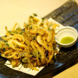 Deep-fried white shrimp and pea sprouts