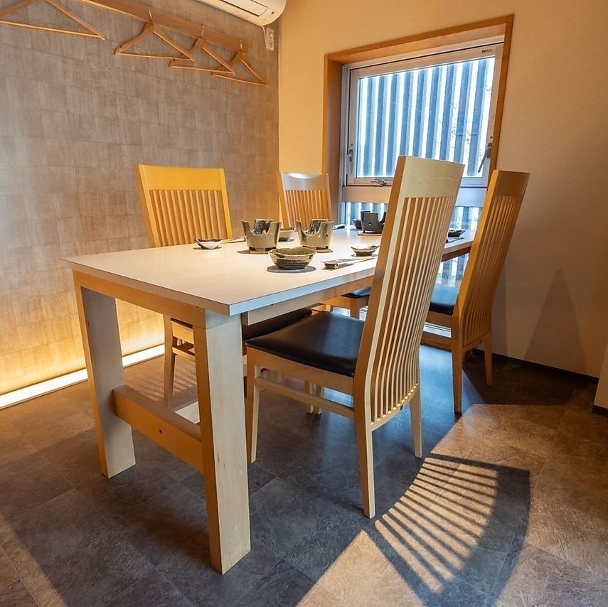 オシャレな店内で富山の旬を心ゆくまでご堪能ください。