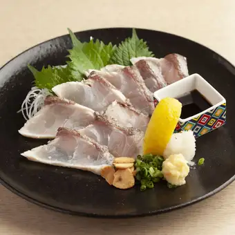 【入場時間：17:30♪】包含陶瓷盤烤名水豬肉和三種刺身拼盤的六道菜套餐！清月休閒套餐，4000日圓（含稅）♪