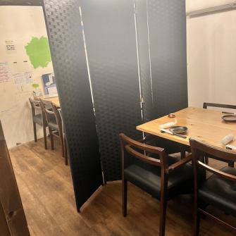 We also have table seats! When accommodating two groups, we will prepare a partition between them (the black partition in the photo). Total of 2 seats