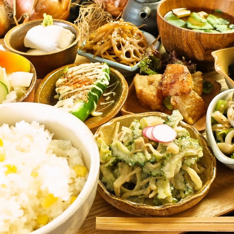 利用县立农业高中提供的丰富食材,烹制出各种创意菜肴。