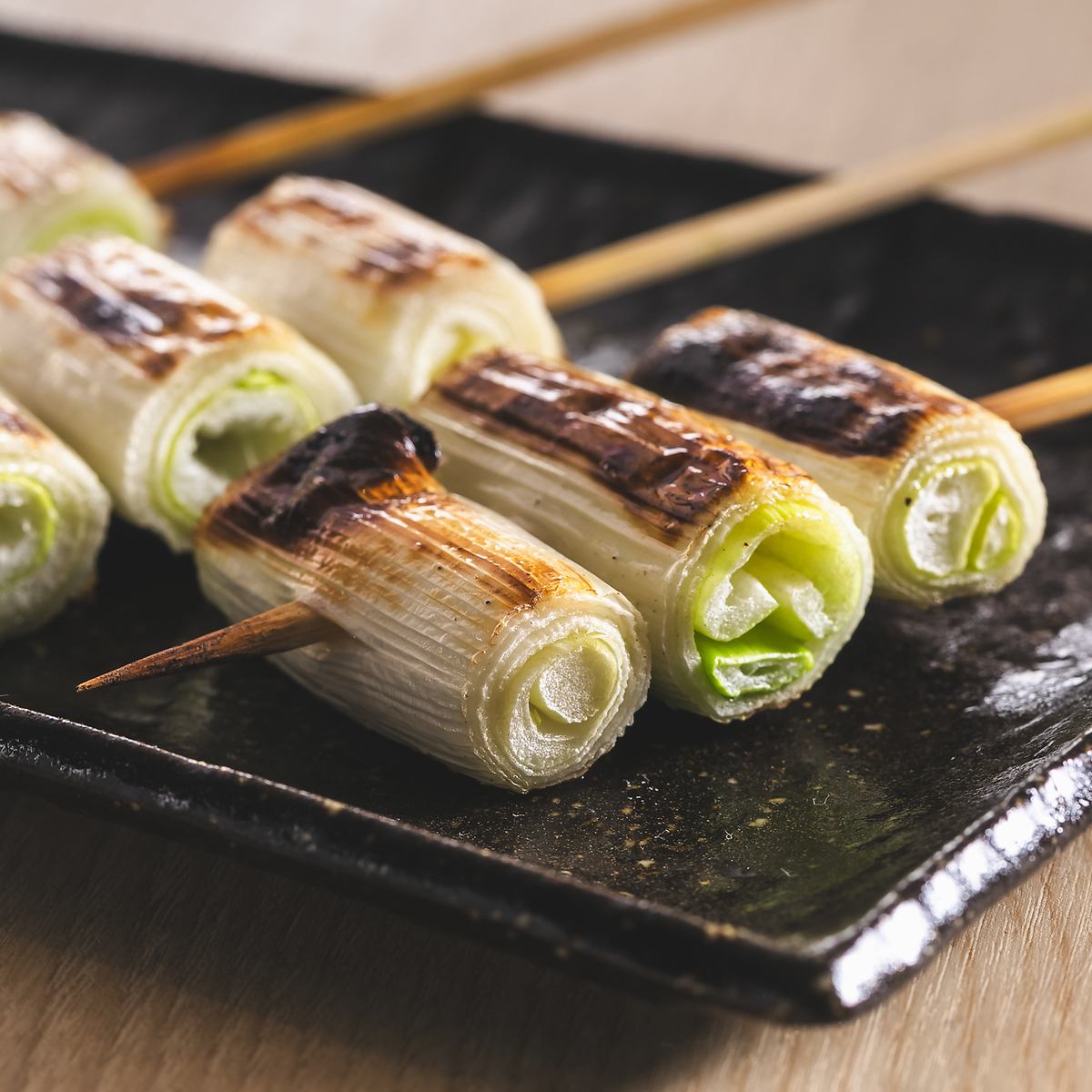 ネギ、ズッキーニ、アスパラガスに旬の野菜を加えたイチオシ串◎