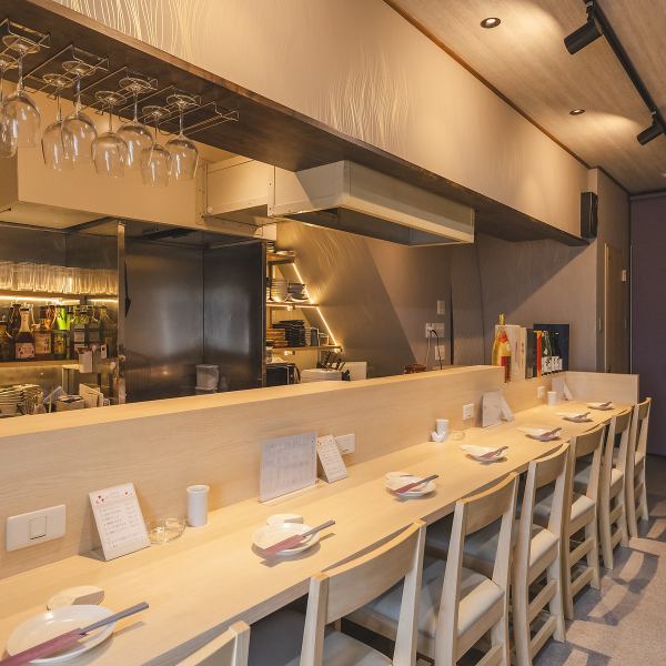 【気軽に座れるカウンター席】店内は落ち着いた雰囲気で、おひとり様ものんびりとお食事を楽しめます◎目の前で焼き鳥が仕上がる様子を眺めながら、臨場感あふれるお席で当店自慢の焼き鳥や厳選されたお酒を贅沢にご堪能ください！