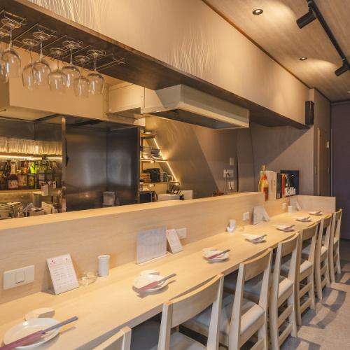 【おひとり様も大歓迎】臨場感のあるカウンター席◎系列店にカラオケなどもございますので、焼き鳥を楽しんだあとぜひご利用ください♪