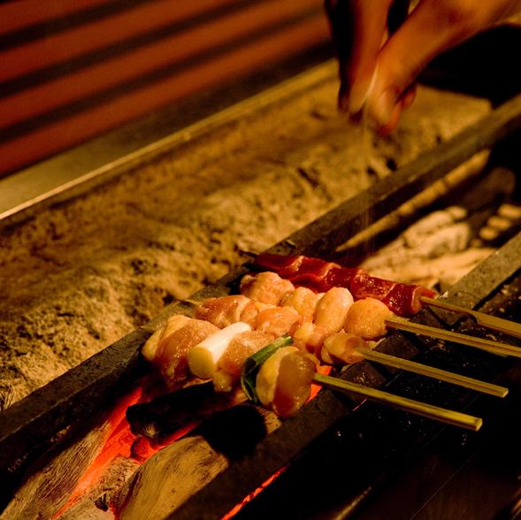 備長炭で焼き上げる名古屋コーチン串焼きは絶品！！