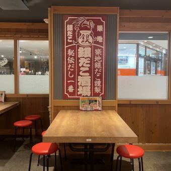 カウンター席とテーブルの間には、お一人様でもお気軽にご来店いただけます。お仕事帰りやお買い物帰りにふらっとお気軽にお立ち寄りください。お酒を飲みながら、お食事をお楽しみください♪また、おひとり様大歓迎でのご利用も◎お仲間との楽しい時間をお過ごしください。ご予約はお早めに！