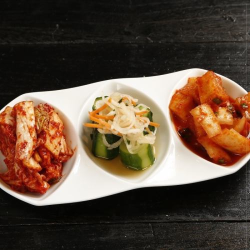 キムチ盛合せ(キムチ・オイキムチ・カクテキ)