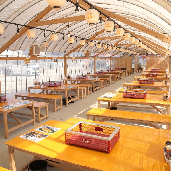 広々とした店内は大型の宴会にも対応可能◎30名から50名まで貸切予約ができ、大きな焼き台を設置したフロアは複数人での調理にも便利です。大人数で集まれる安心感と、周囲に気兼ねなく楽しめる自由度の高さが魅力。水槽も備え付けられ、アワビや牡蠣を眺める海鮮らしい空間演出も楽しめます◎