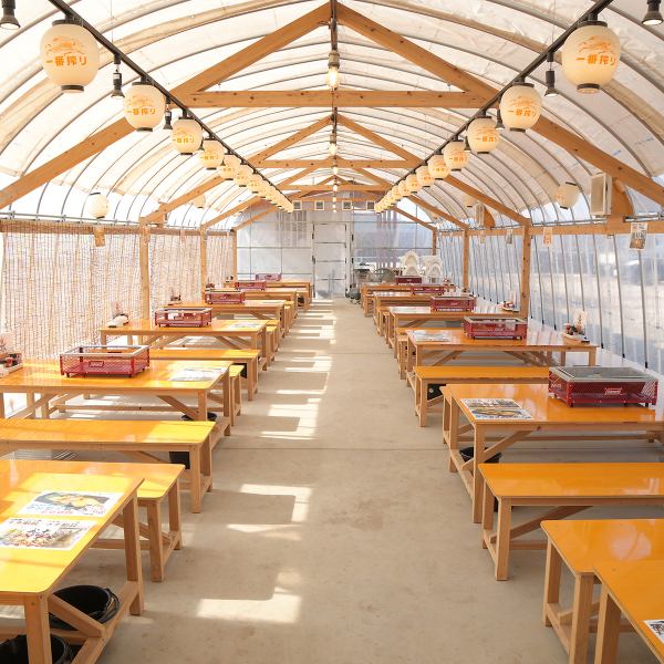 少人数の利用にも最適なテーブル席を完備。友人や家族との食事に快適な広さで、焼き台が目の前で使える席も人気です。程よいプライベート感と、スタッフとの会話を楽しめる距離感で心温まるひとときを演出いたします。ベビーチェアも完備しているため、小さなお子様連れでも安心の環境です。