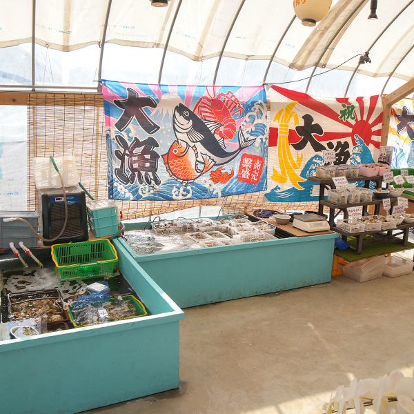 店内は活気と落ち着きが調和した雰囲気。水槽で新鮮な貝類を眺めながら過ごす時間は特別です。立地は海沿いで、ファミリー層にも配慮した広々環境と、柔軟なサービスが当店の魅力です。アクセス良好でありながら、非日常を感じさせるロケーションにもご注目ください。